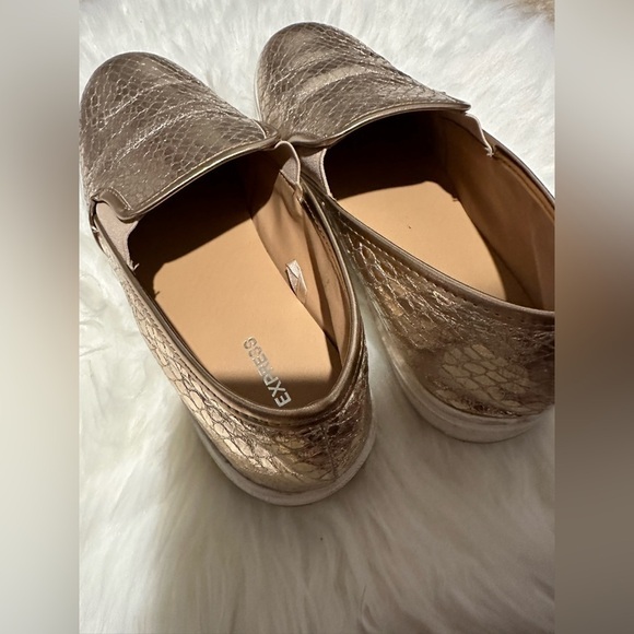 Express Sneakers - Picture 3 of 7